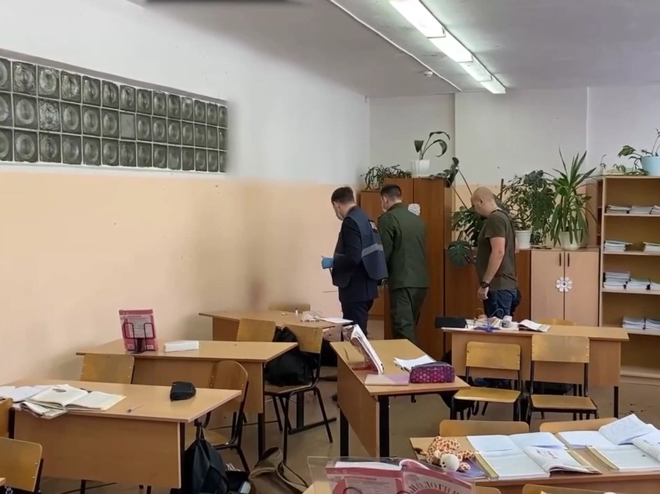 Восьмиклассница открыла стрельбу в брянской школе: жуткие кадры с места