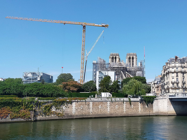В главном соборе, воплощающем дух французской нации, продолжаются реставрационные работы