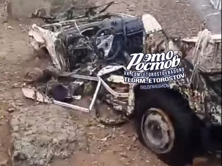 На берег Таганрога выбросило покореженное авто после шторма