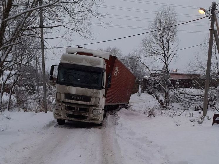 Деревня Подмосковья превратилась в проездной двор для грузовиков
