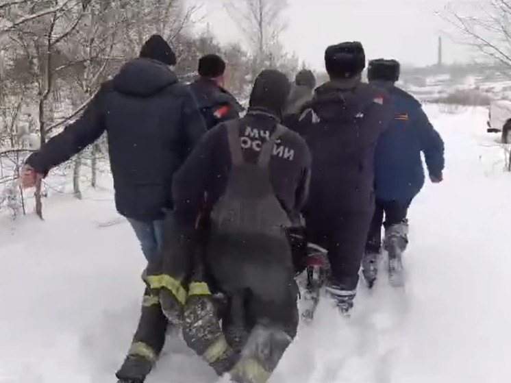 Житель Подмосковья провалился под лед во время рыбалки