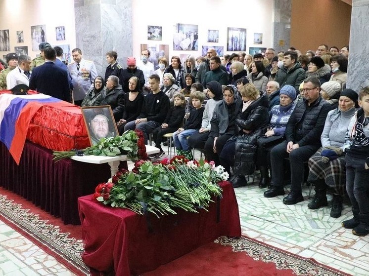 В Уфе проводили в последний путь геройски погибшего в зоне СВО врача