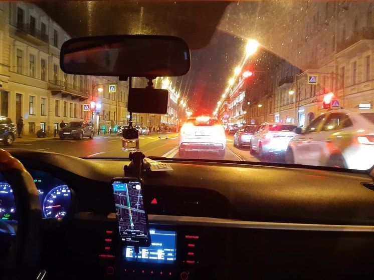 Петербуржцам рассказали, почему за год цены на такси выросли на 21 %