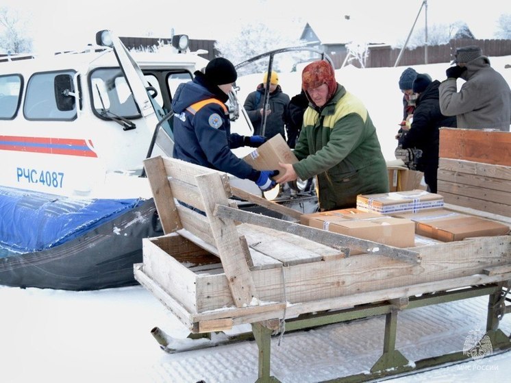 Спасатели МЧС доставляют продукты и почту жителям Талабских островов