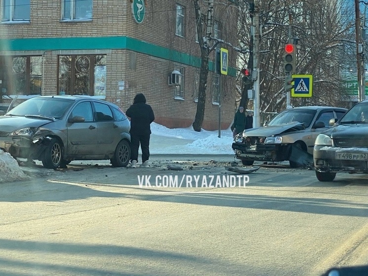 На улице Семашко в Рязани столкнулись Hyundai и Ford