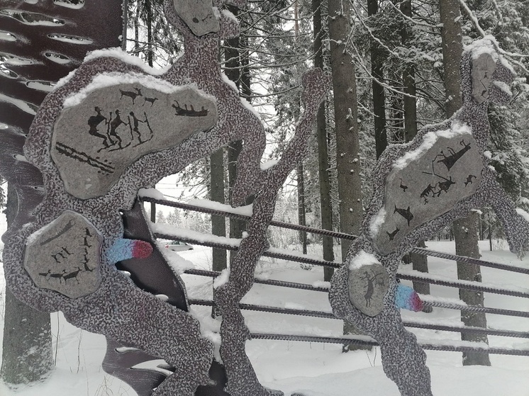 Вандалы добавили красок скульптуре лыжников в Петрозаводске