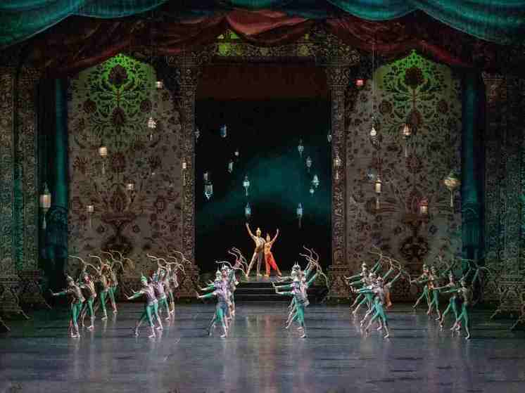 Красочный балет о тайнах Востока показали в Дохе