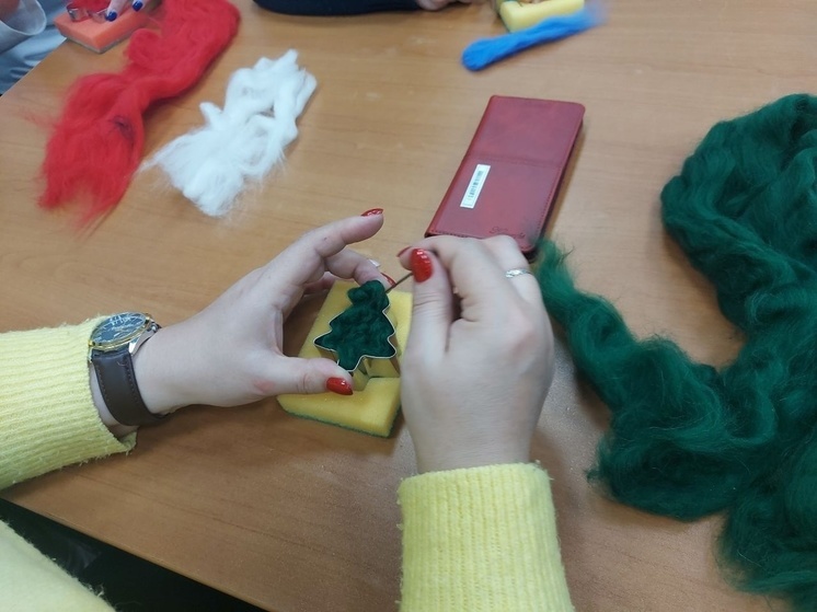 Детей участников СВО научили валять игрушки