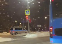 Телеграм-канал Readovka обнародовал подробности инцидента со стрельбой на юге Москвы, где неизвестные злоумышленники расстреляли автомобиль в районе станции метро "Шипиловская"