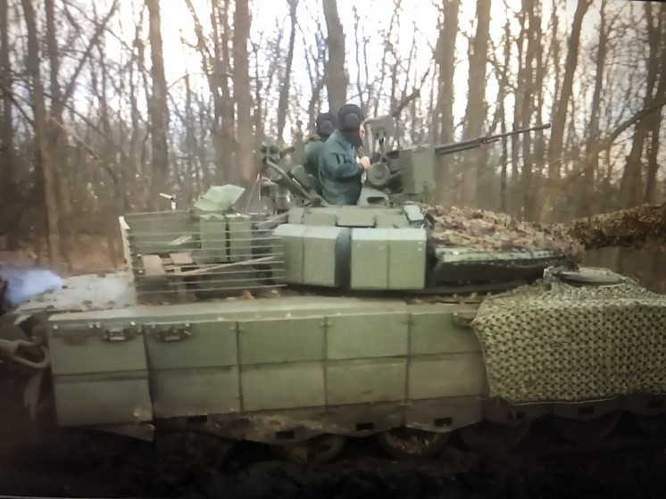 Минобороны РФ: российские танки Т-80БВМ уничтожили артиллерию ВСУ на купянском направлении
