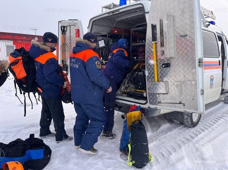 На Сахалине провалившиеся под лед рыбаки погибли