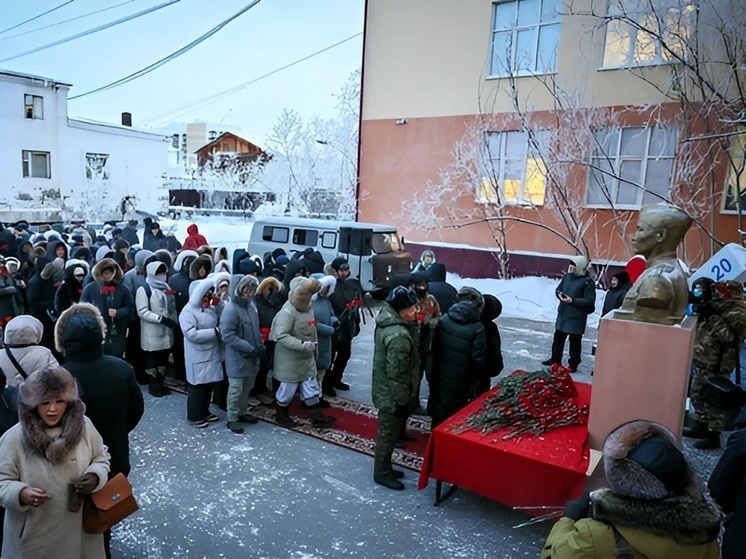 В Якутске состоялось возложение цветов к памятнику Героя Федора Попова