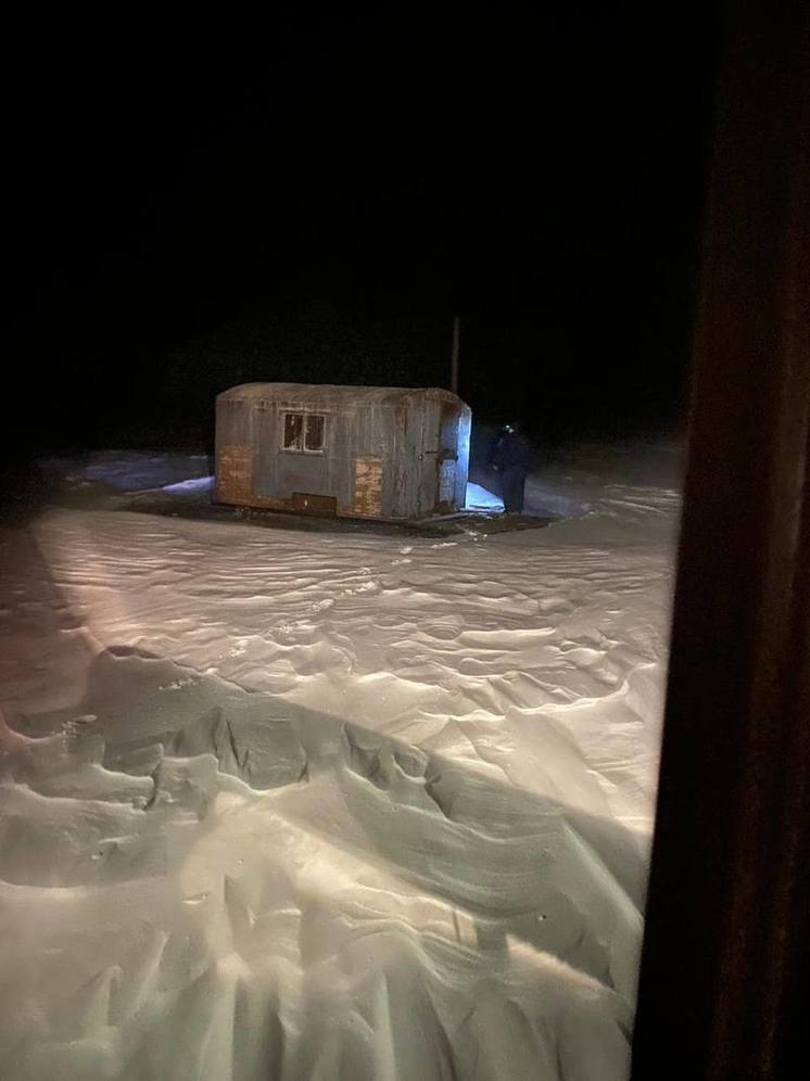 В Бурятии рыбаки из провалившегося под лед автомобиля найдены живыми