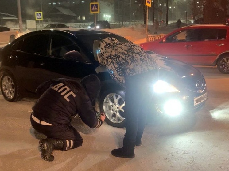Автомобиль Mazda сбил женщину на перекрестке в Серове