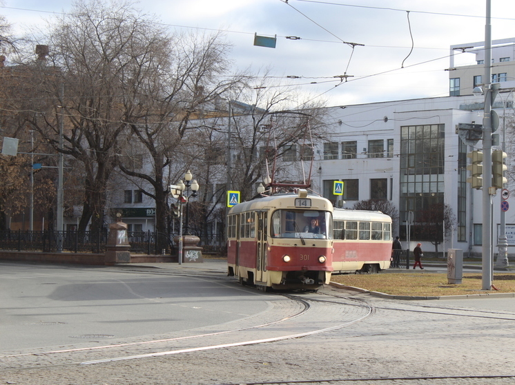 На юге Екатеринбурга ДТП на путях вызвало транспортный коллапс