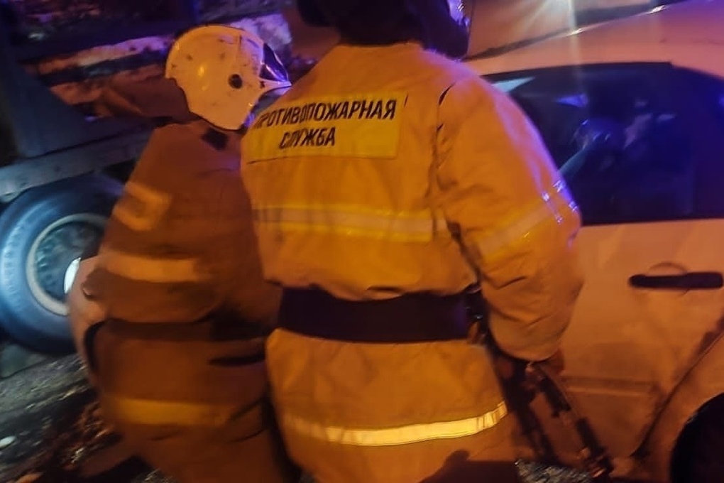 В ДТП под Курском с двумя пострадавшими спасатели деблокировали человека