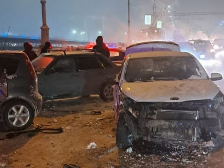 В Новосибирске 8 человек пострадали в массовом ДТП на Октябрьском мосту