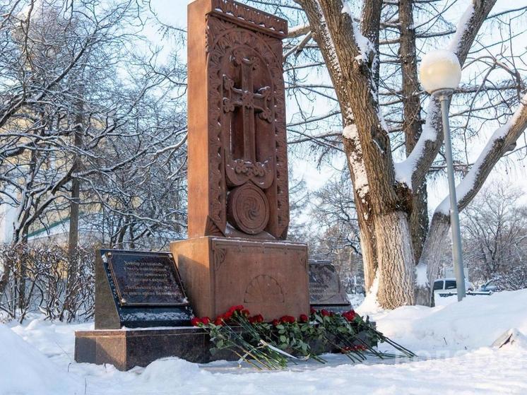 Церемония возложения цветов к памятнику русско-армянской дружбе прошла в Вологде