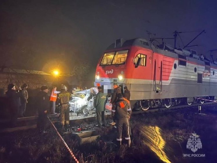 В Северной Осетии поезд столкнулся с легковушкой на ж/д переезде, двое погибших