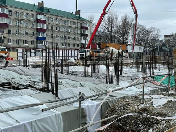 Строители забетонировали фундаментную плиту первого корпуса студгородка СахалинTech
