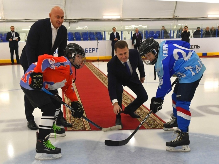 Министр Чекунков открыл новую ледовую арену в Норильске