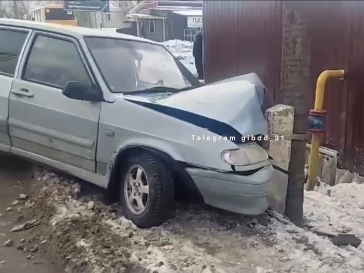 В Старом Осколе водитель ВАЗа протаранил столб