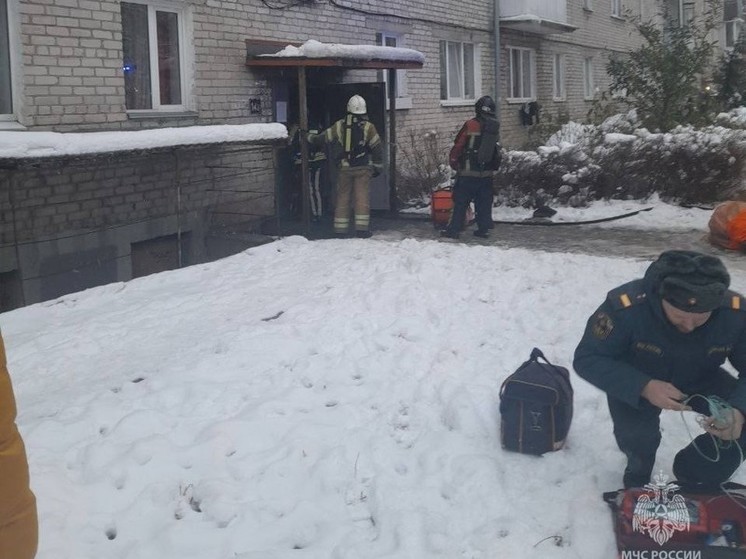 Калининградские пожарные спасли двух человек из горящего дома