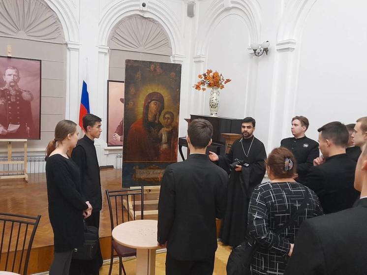 В Пензе семинаристам показали процесс реставрации икон