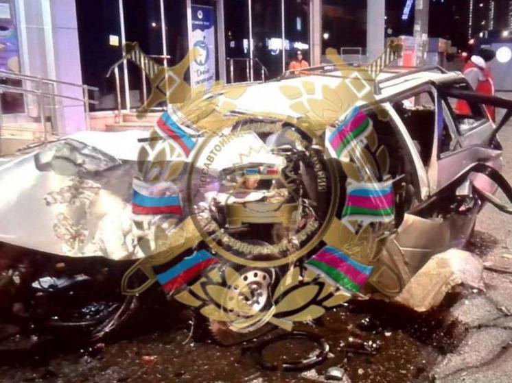 В Краснодаре при столкновении легковушки с опорой городского освещения погиб пассажир