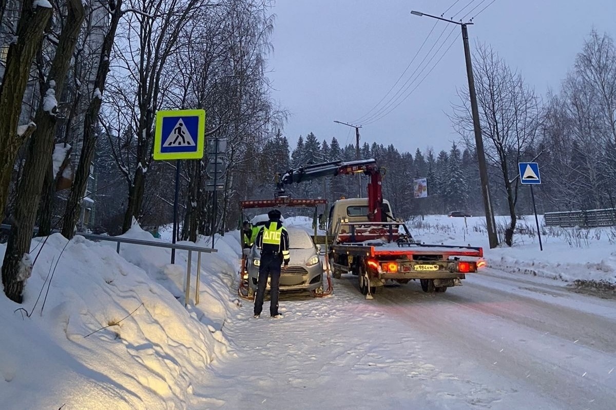 Водитель в Петрозаводске закрыл обзор на переходе и остался без машины