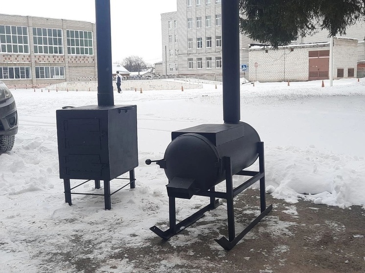 Липчане готовят для бойцов СВО маскировочные сети и мобильные печки