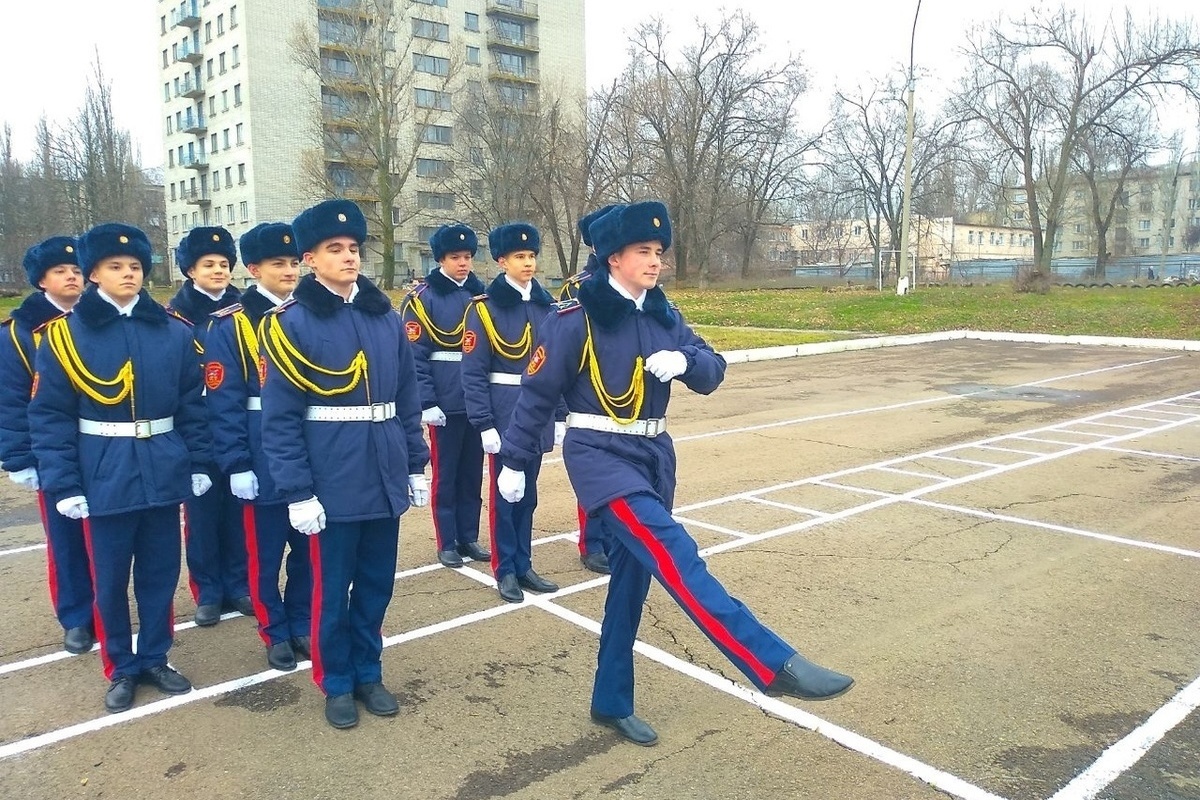 Луганские кадеты показали сверстникам из Костромы навыки строевой подготовки