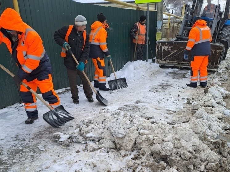 В Курске снег убирают 65 рабочих и 58 единиц техники