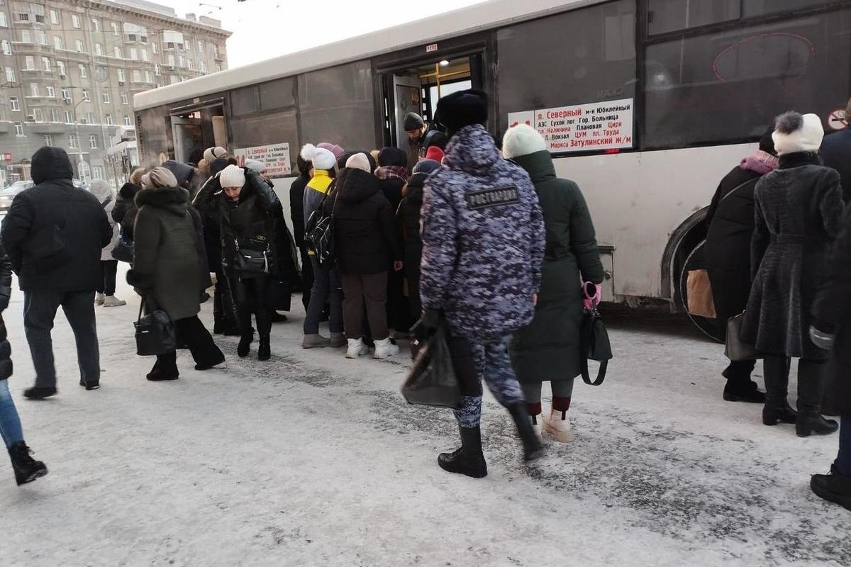 Жители Новосибирска пожаловались на холодные автобусы - МК Новосибирск