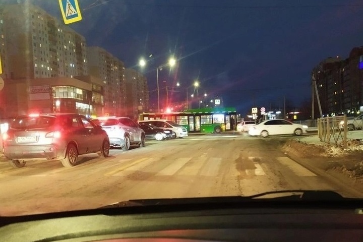 В Курске авария с «Волгабасом» блокировала движение в Северо-Западный микрорайон