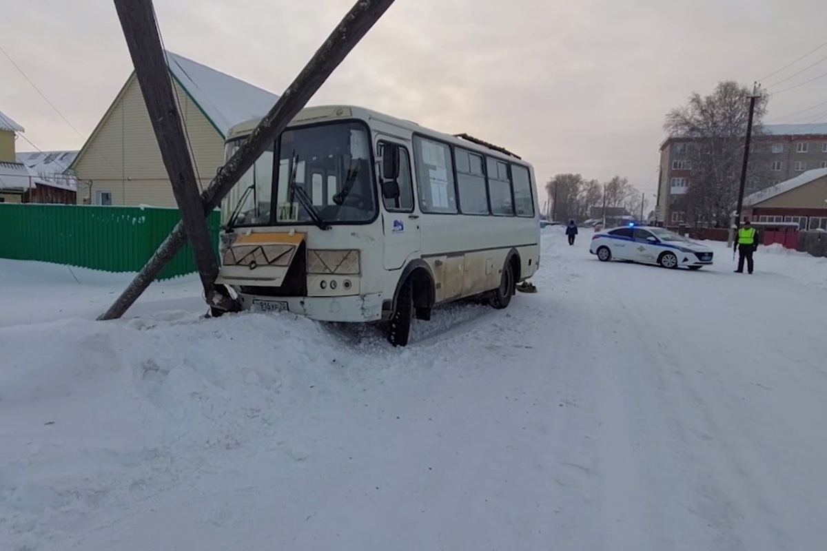 Автобус с пассажирами обесточил несколько улиц в Колпашево - МК Томск