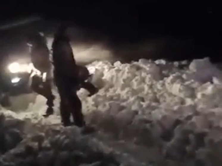 В республике Алтай 34 человека застряли на заснеженной трассе