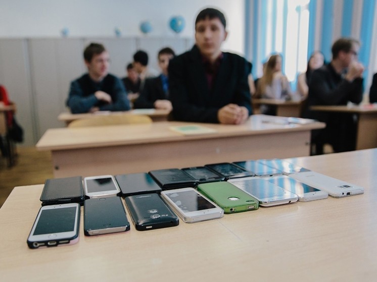 С января 2024 года костромским школьникам придется расстаться с сотовыми в классах