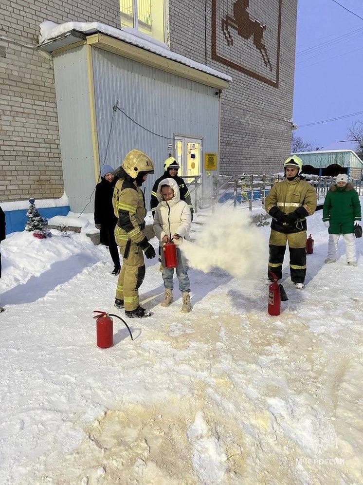 Воспитателей детского сада НАО познакомили с огнетушителями
