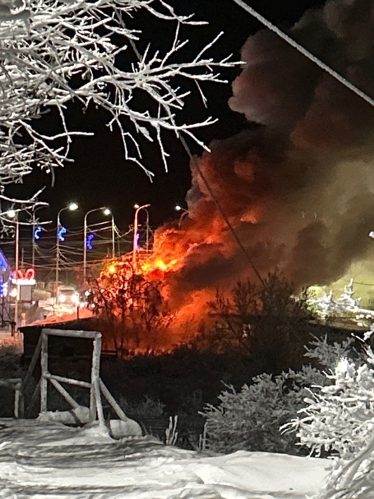 Многодетная семья осталась без крыши над головой: в Тазовском сгорел жилой дом