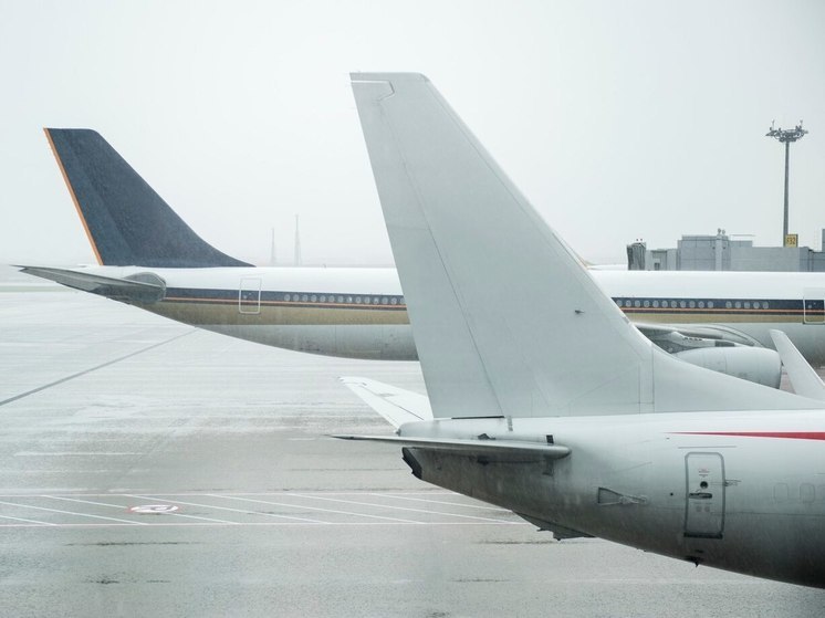 В томском аэропорту вернули на стоянку самолет из-за пассажира