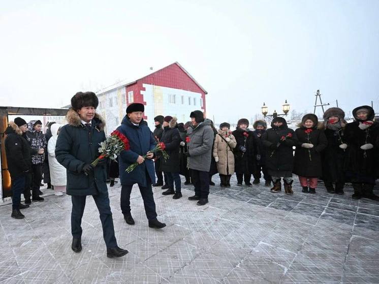 Глава Якутии Айсен Николаев возложил цветы к памятнику Героя Советского союза