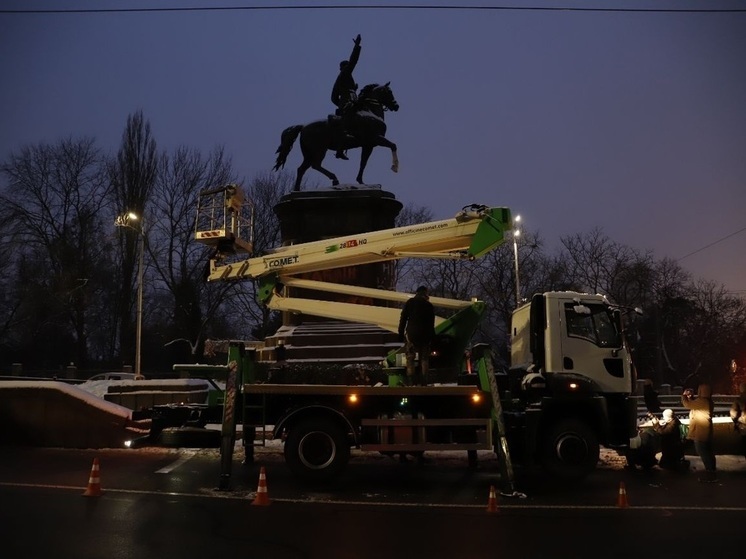 В Киеве власти начали демонтаж памятника Николаю Щорсу