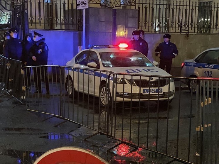 Сотрудники ДПС помогли сломанному автомобилю на трассе