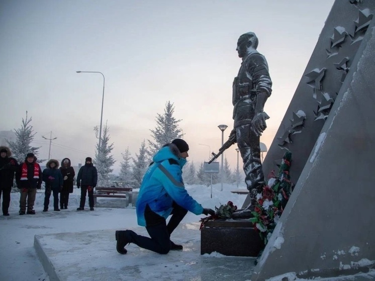 Глава Нового Уренгоя, депутаты и общественники почтили память павших воинов у мемориала героев Отечества