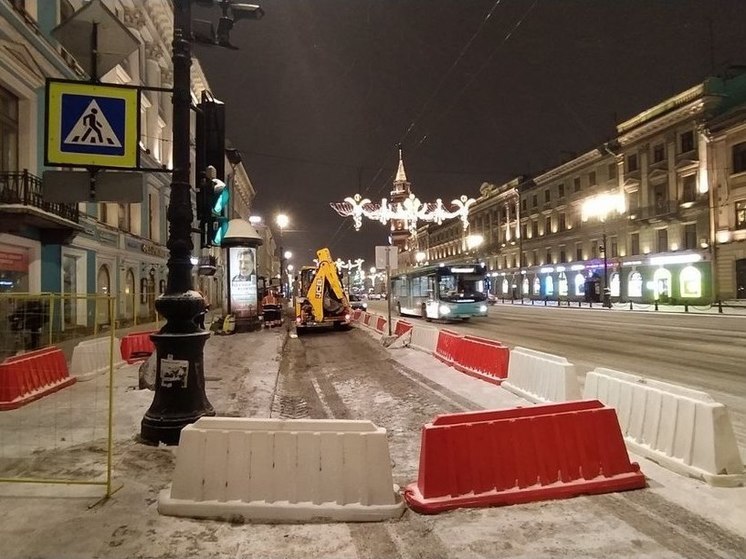 Движение по Невскому проспекту ограничили из-за коммунальной аварии