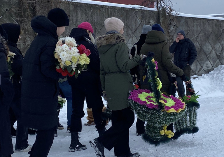 Бабушке убитой в брянской гимназии школьницы стало плохо на похоронах