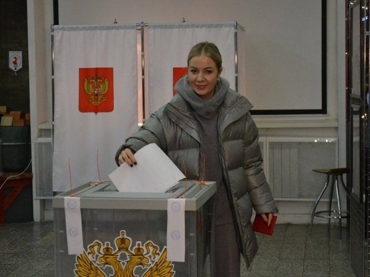 Оксана Лебедева проголосовала на избирательном участке в Серпухове
