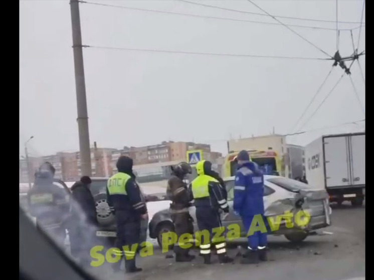В Пензе «Нива» протаранила иномарку