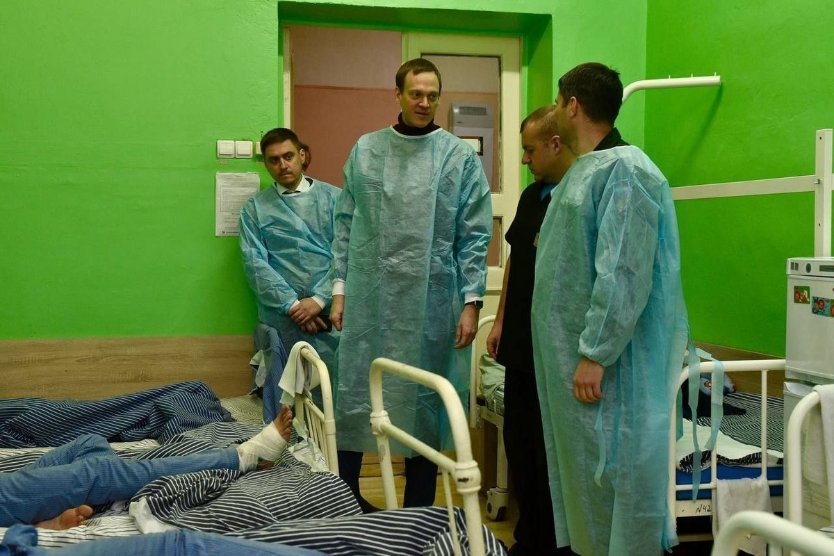 Павел Малков в День Героев Отечества навестил раненых бойцов в госпитале